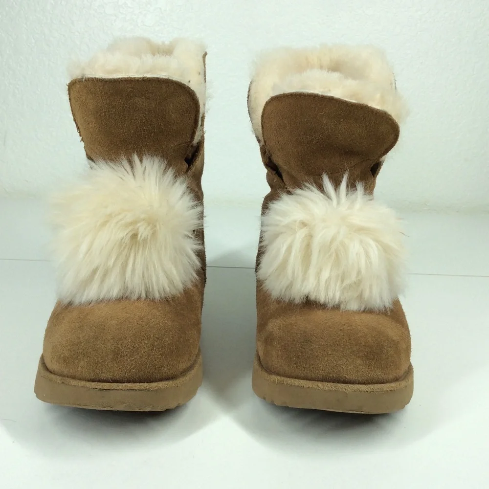 UGG Kids' Isley boots with removable pom pom - Picture 2 of 14